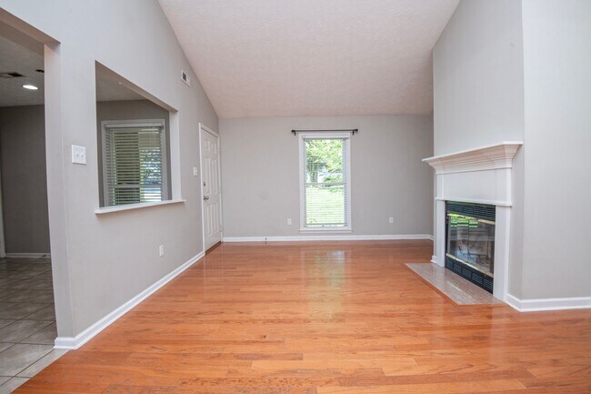Building Photo - Knoxville 37922 - 3 bedroom, 2 bath with fenced-in yard - Call Susan Niedergeses (865) 300-4722