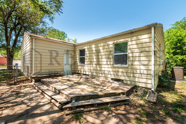 Building Photo - 1122 S Quentin St