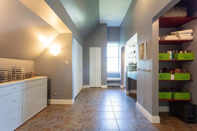 Building Photo - 1530 N Throop St