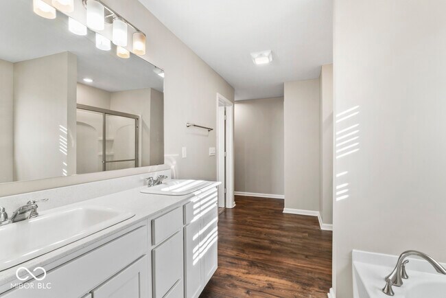 Building Photo - 6874 Nottingham Ln