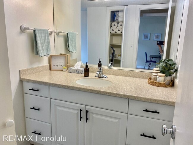 Building Photo - 2 br, 2 bath House - 2355 Ala Wai Blvd Apt...