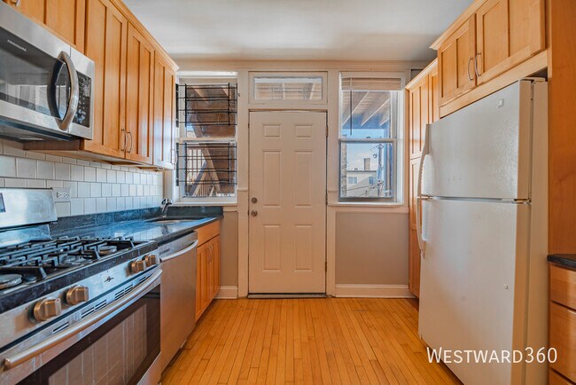 Building Photo - 7447 N Hoyne-2