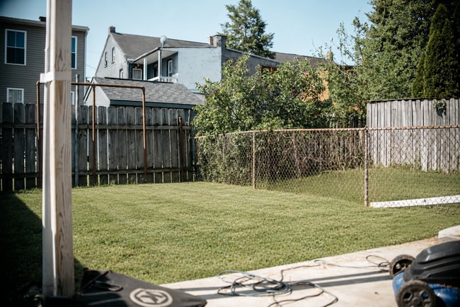 Building Photo - 3 Bedroom, 2 Bath Rown Home, 1st Floor Features 1 Bed and 1 Bath