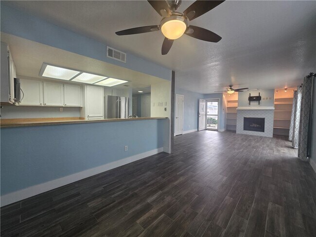 Building Photo - 1800 Club House Dr