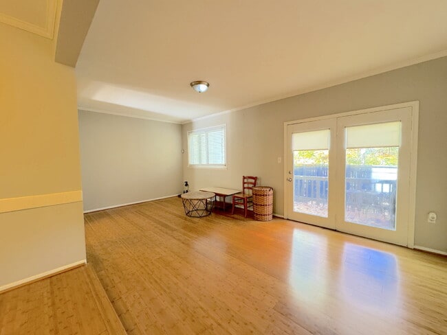 Building Photo - Charming Reston Townhome in a Prime Location