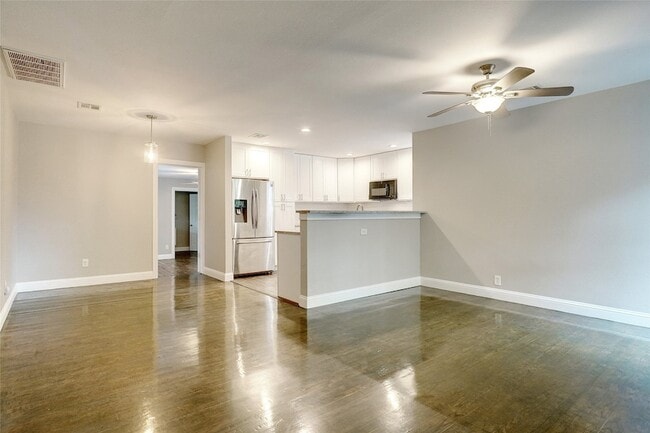 Building Photo - 219 Hartsdale Dr