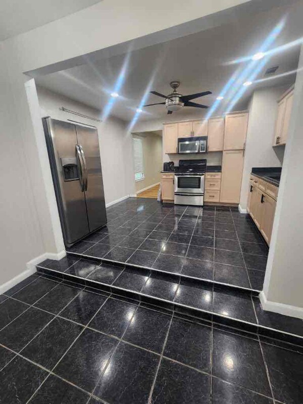 Building Photo - 202 Las Palmas Dr