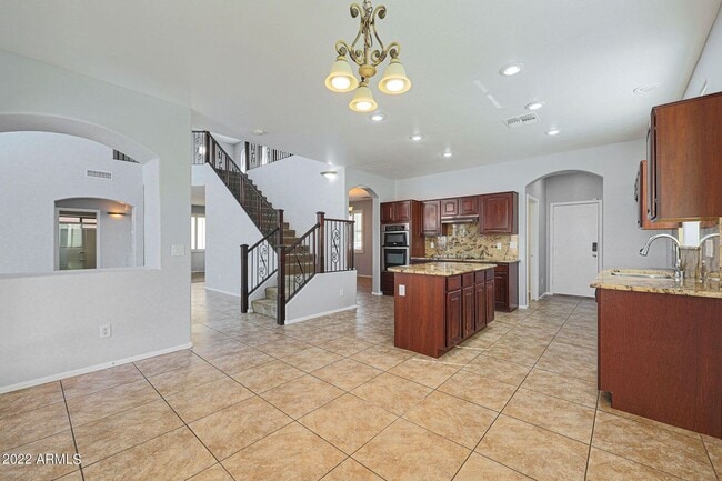 Building Photo - Gorgeous 5 Bedroom home with 3 Bathrooms and 3 car garage in Tolleson