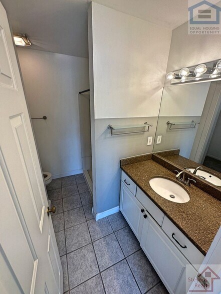 Building Photo - 123 W End Pl