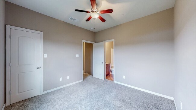 Building Photo - 2700 Horse Haven Ln