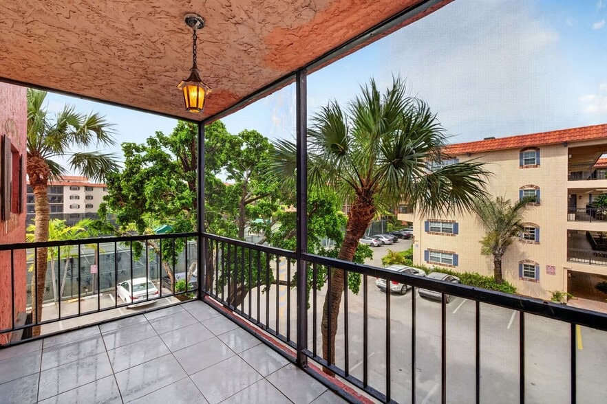 Building Photo - 660 Tennis Club Dr