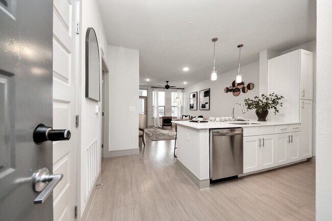 Building Photo - 4840 N Shepherd Dr