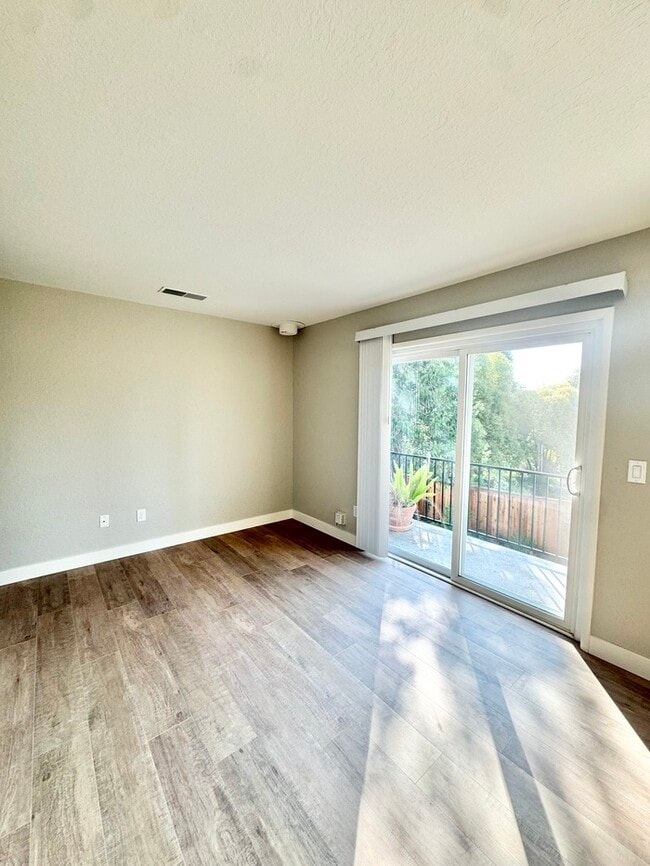 Building Photo - Beaitifully updated 2 bedroom 1.5 bathroom...