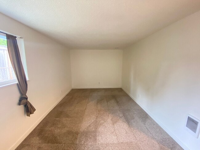 Building Photo - NKE1741