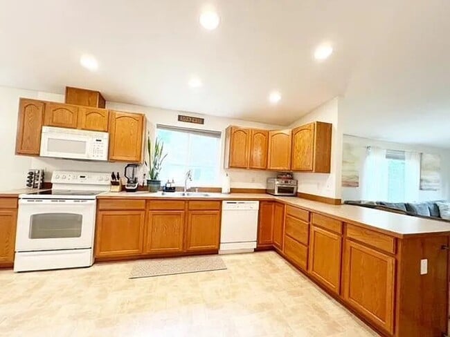 Building Photo - Spacious 3-Bed, 2-Bath Home with Garage – ...