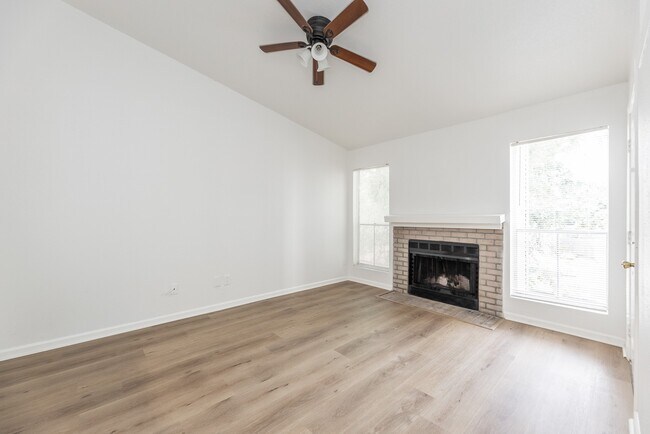 Building Photo - 3900 Woodchase Dr