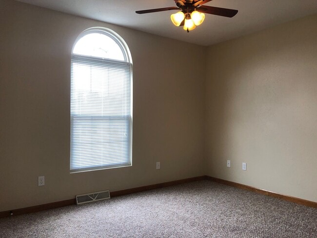 Building Photo - $1,125 - 3Bed/3Bath, House