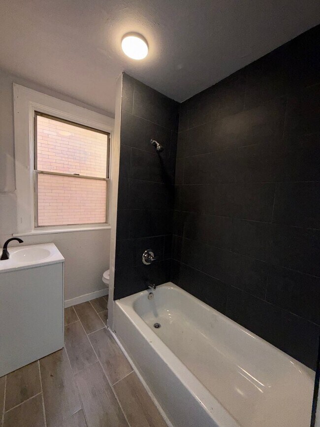 Building Photo - 826 Collins St