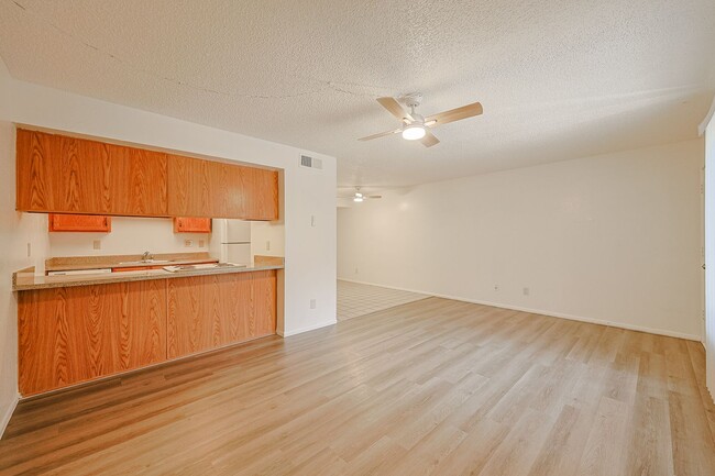 Building Photo - Value priced in North Phoenix!