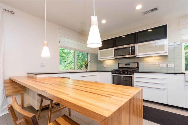 Building Photo - 3302 Catalina Dr