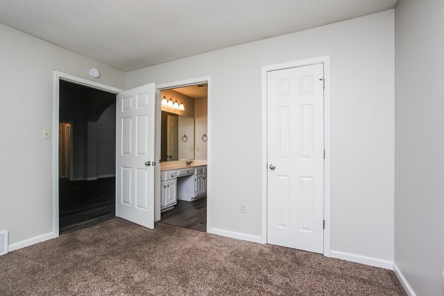 Building Photo - 5822 Michaelson Dr