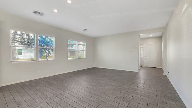 Building Photo - Like new home in convenient Goodyear locat...