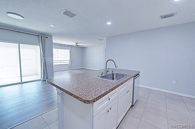 Building Photo - 320 W Runyon Loop