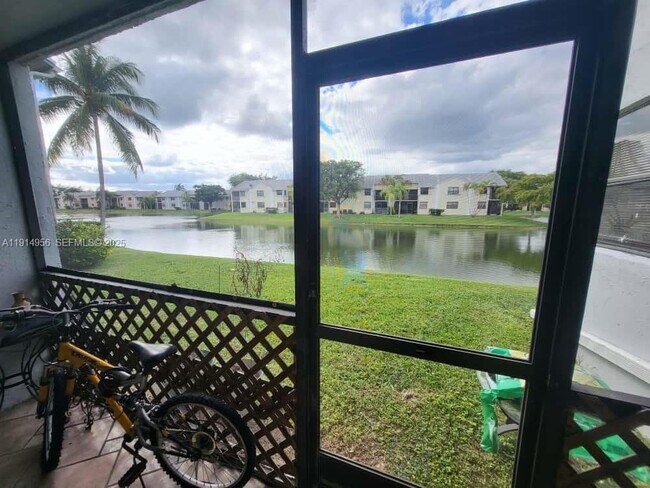 Building Photo - 960 N Franklin Ave