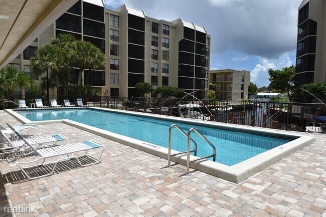 Building Photo - 2 br, 2 bath Condo - 7 Royal Palm Way Unit...