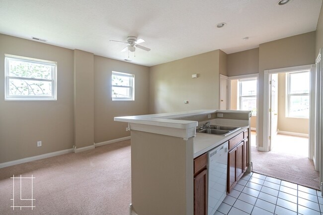 Building Photo - 225 E 5th Ave