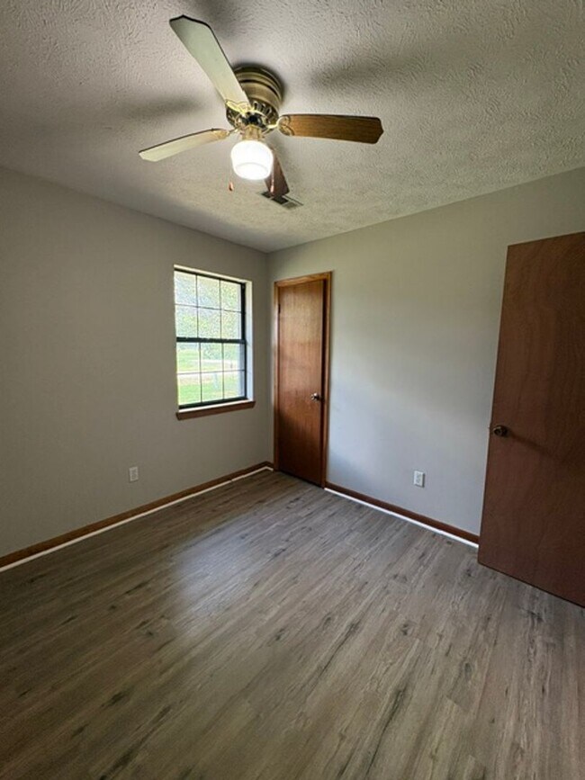 Building Photo - 40 Yarber St