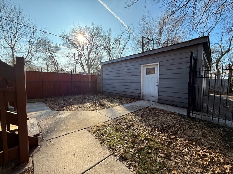 Building Photo - 7314 S Kenwood Ave