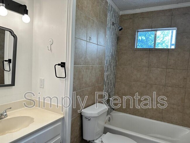 Building Photo - Poplar St 3211