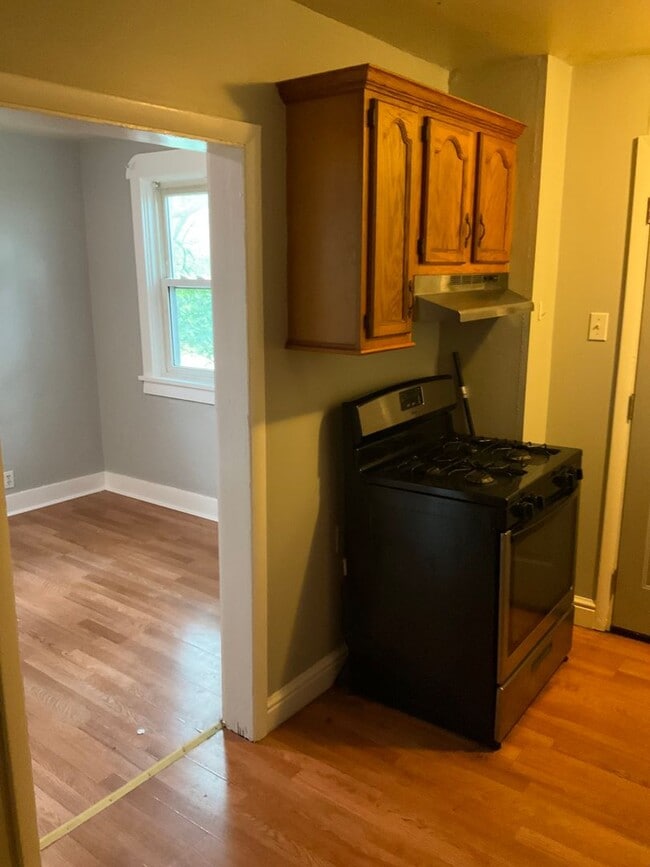 Building Photo - Charming, Character-Filled 2 Bedroom in Br...