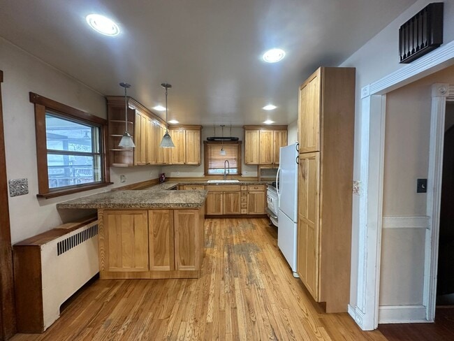 Building Photo - 5 Bed 3 Bath Home-Heat Included/Pets Allowed