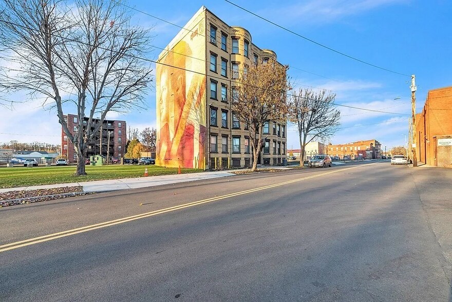 Building Photo - 649 S Summer St