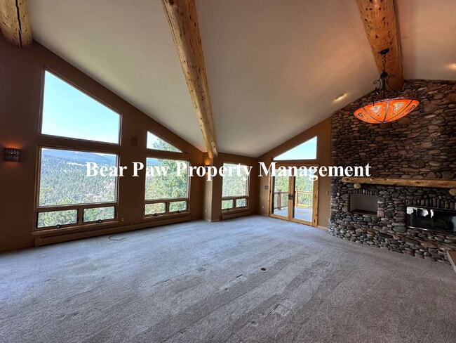 Building Photo - Mountain Retreat!!
