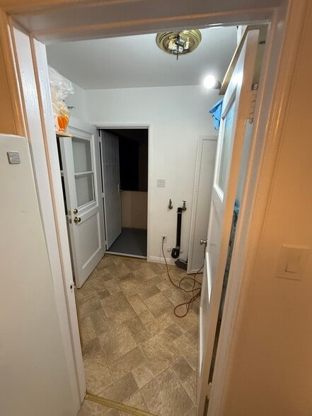 Service Porch - 846 N Sweetzer Ave