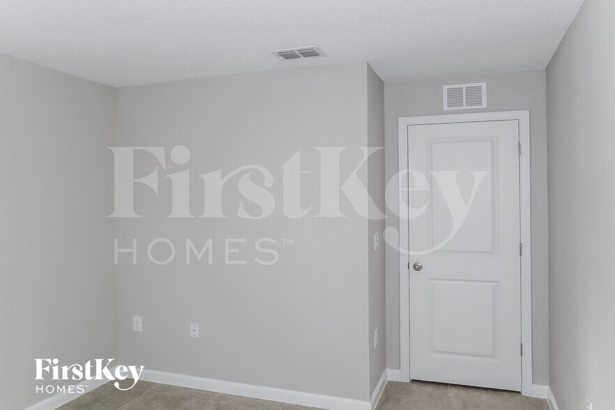 Building Photo - 437 Earhart Dr