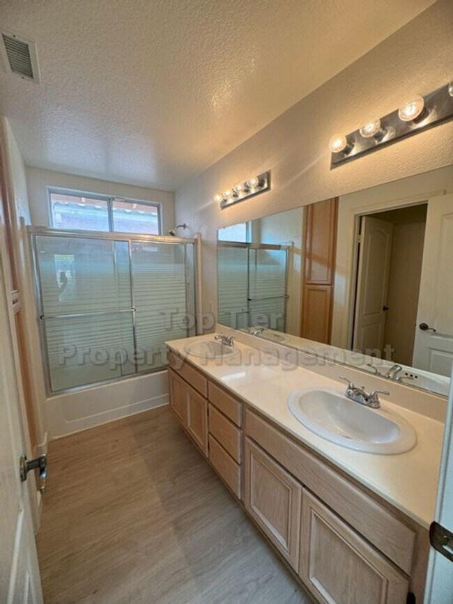 Building Photo - Welcoming Single-Level Home in a Great Fam...