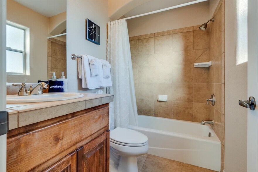Building Photo - 1820 Cabana Dr