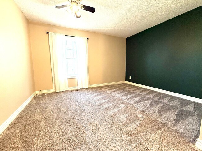 Building Photo - Updated 2 bed/2.5 bath townhome in Bear Creek