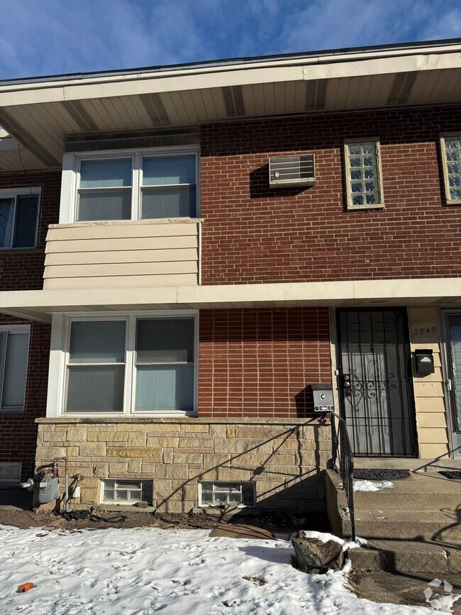 Building Photo - Albany Park 2 Bedroom 1 1/2 Bath 2 Story T...