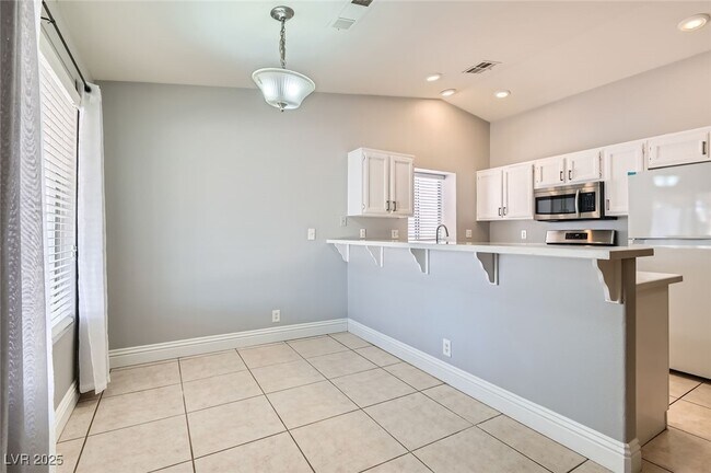Building Photo - 924 Clubview Dr