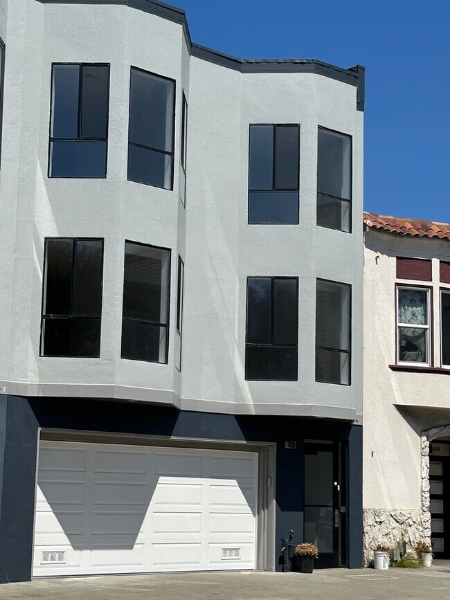 Building Photo - 1630 Oakdale Ave