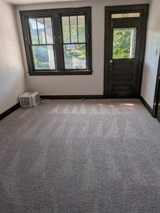 Building Photo - Small one bedroom apartment with Balcony