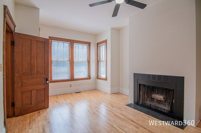 Building Photo - 3356 N Kenmore Ave