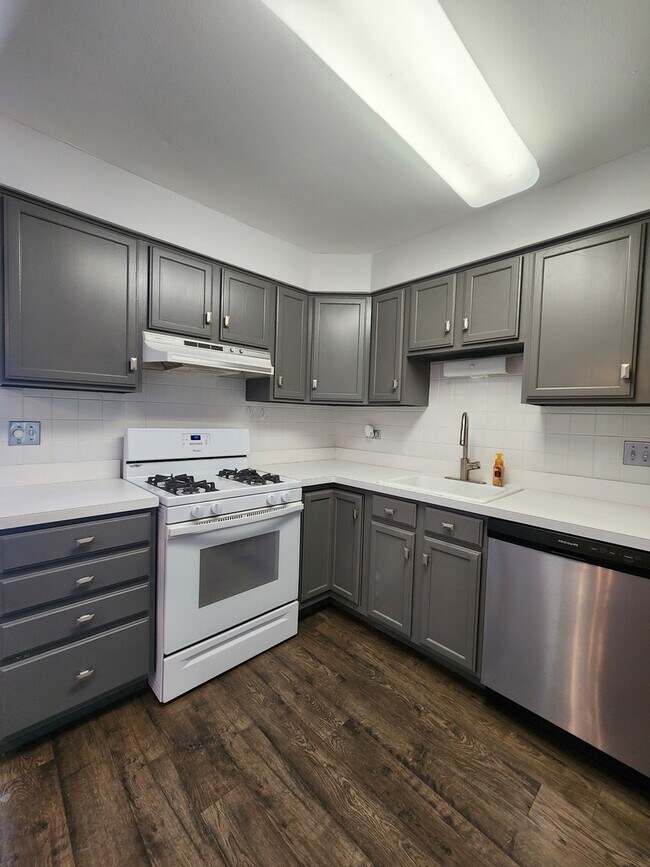 Building Photo - 123 Brewster Ct