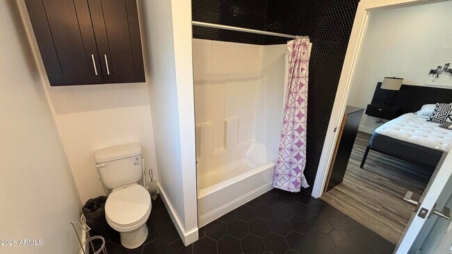 Building Photo - 706 E Whitton Ave