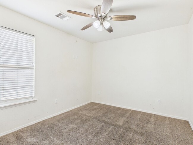 Building Photo - 621 S Hill St